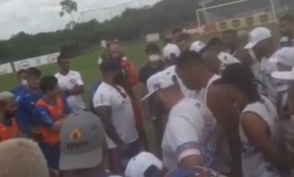 Em tom de cobrança, torcedores do Bahia invadem o CT Cidade Tricolor