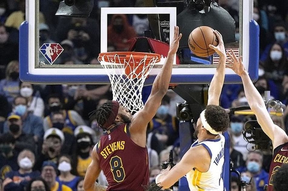 No retorno de Klay Thompson, Warriors derrota Cavaliers