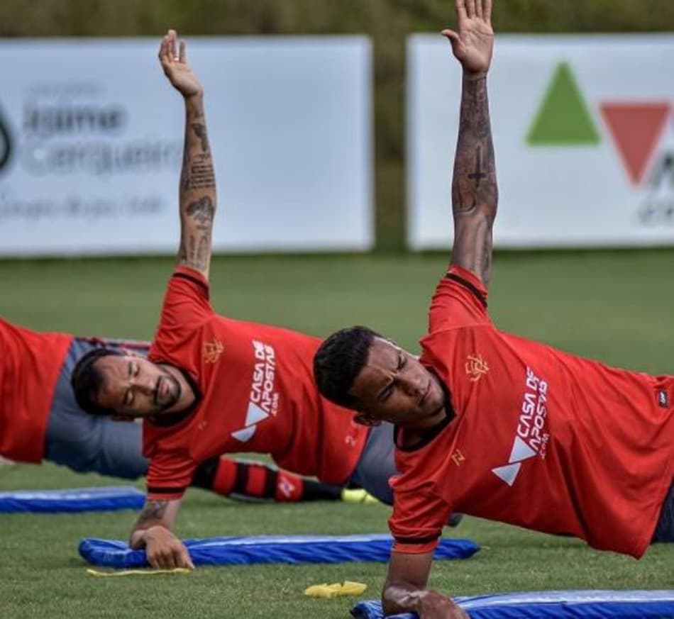 Após surto de Covid-19, elenco do Vitória retoma os treinos
