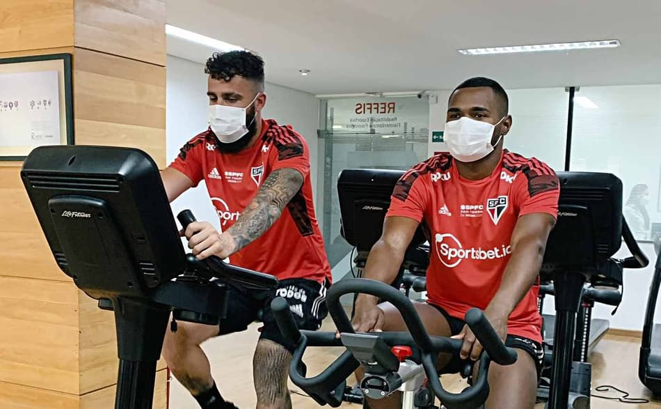Elenco do São Paulo começa o dia com exames médicos e treino físico