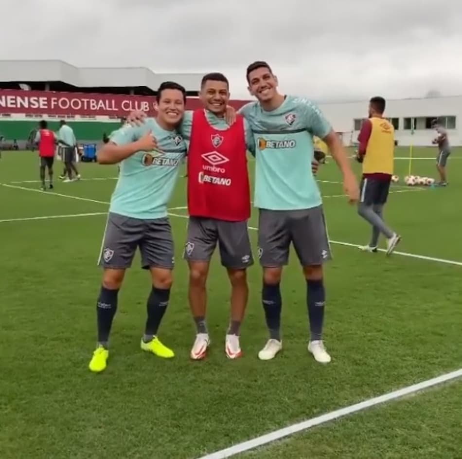 VÍDEO: ‘Alô pra câmera’! André, Marlon e Nino param treino e posam para fotos no Fluminense