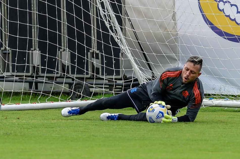 VÍDEO: novo preparador de goleiros do Flamengo rouba a cena ao motivar Diego Alves; assista