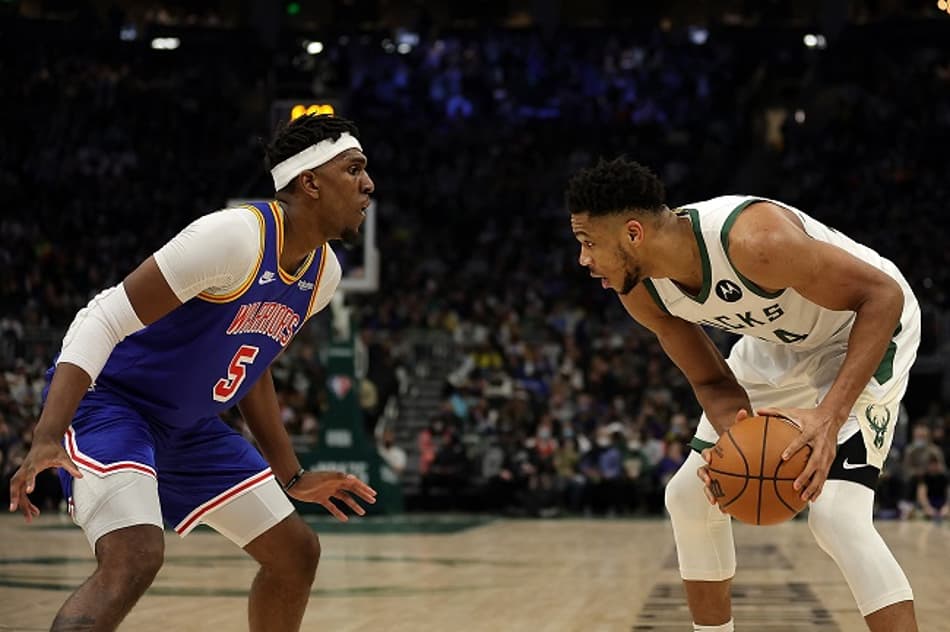 Antetokounmpo faz triplo-duplo e Bucks detona Warriors
