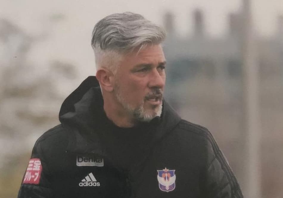 Conheça Gerson, preparador de goleiros que fez carreira na Ásia