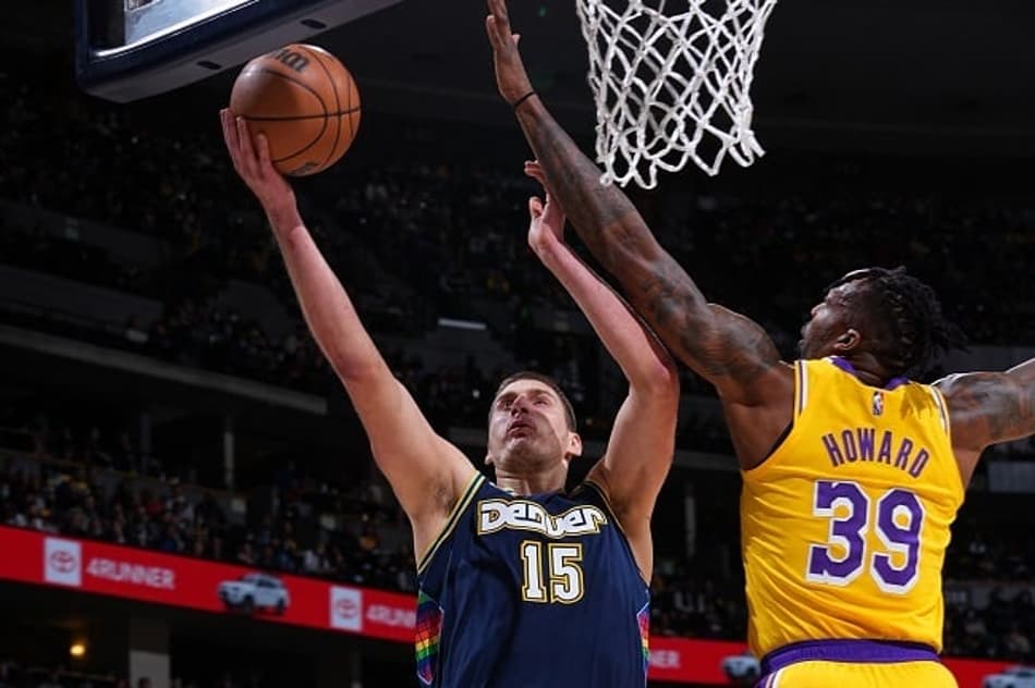 Com triplo-duplo de Jokic, Nuggets impõe mais um atropelo ao Lakers