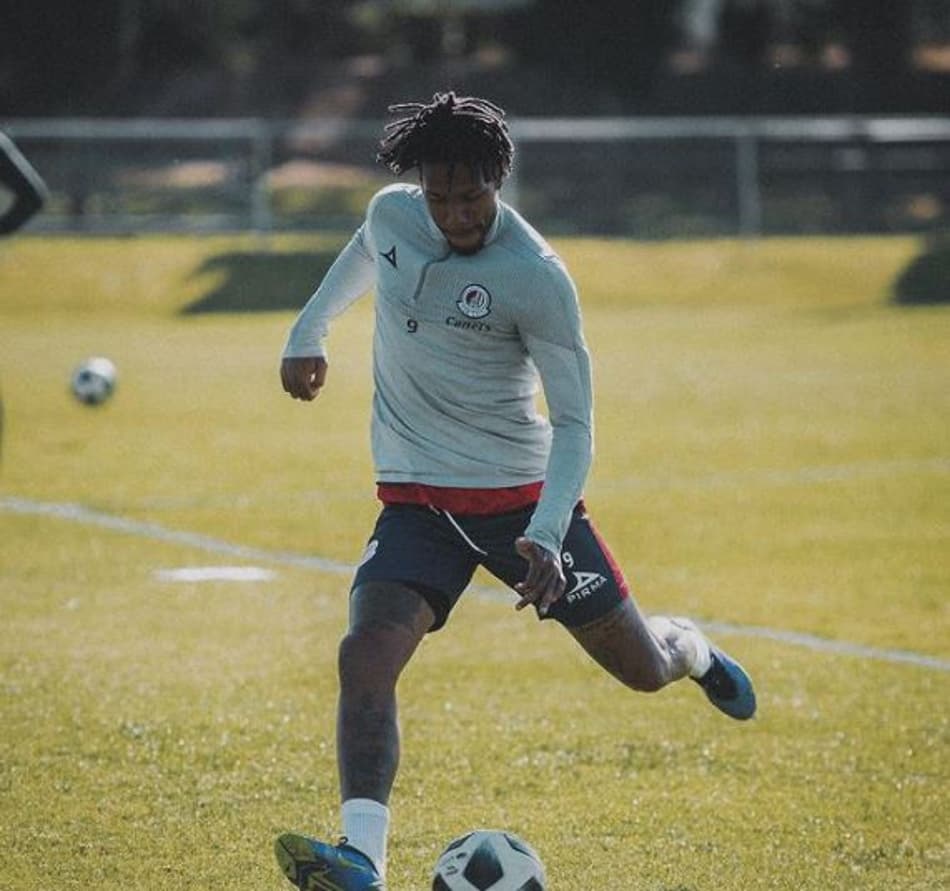 Ex-Fluminense e Internacional perde gol inacreditável no México; veja