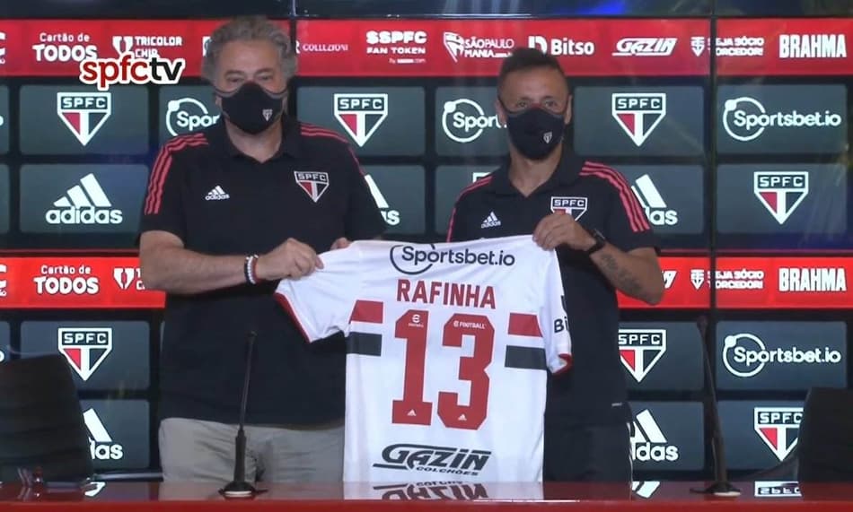 Rafinha é apresentado no São Paulo: 'Chego para ajudar muito'