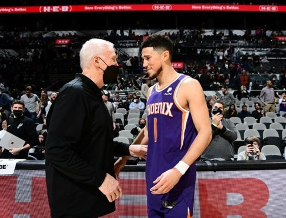 Com show de Devin Booker, Suns bate Spurs de virada