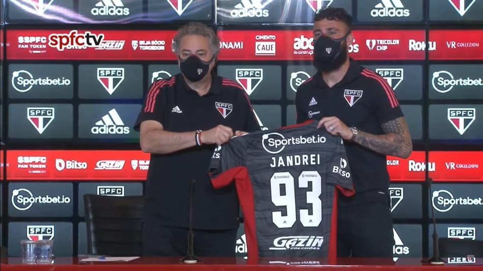Apresentado no São Paulo, Jandrei diz que Rogério Ceni teve influência em sua escolha e quer bater faltas