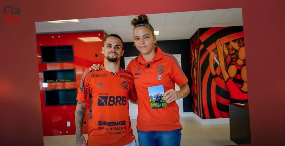 VÍDEO: Michael surpreende atacante do time feminino do Flamengo, que se emociona