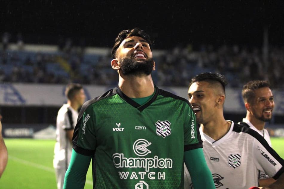 ‘Muito feliz em chegar dessa maneira’, diz arqueiro do Figueirense após título da Recopa