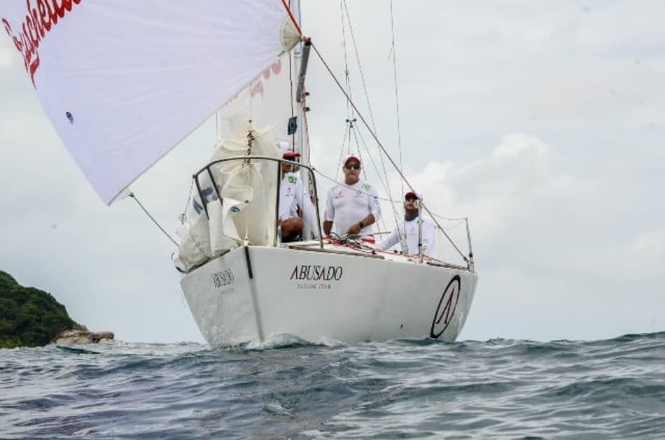 Equipe Bruschetta, de Ubatuba (SP), vence a primeira regata da temporada