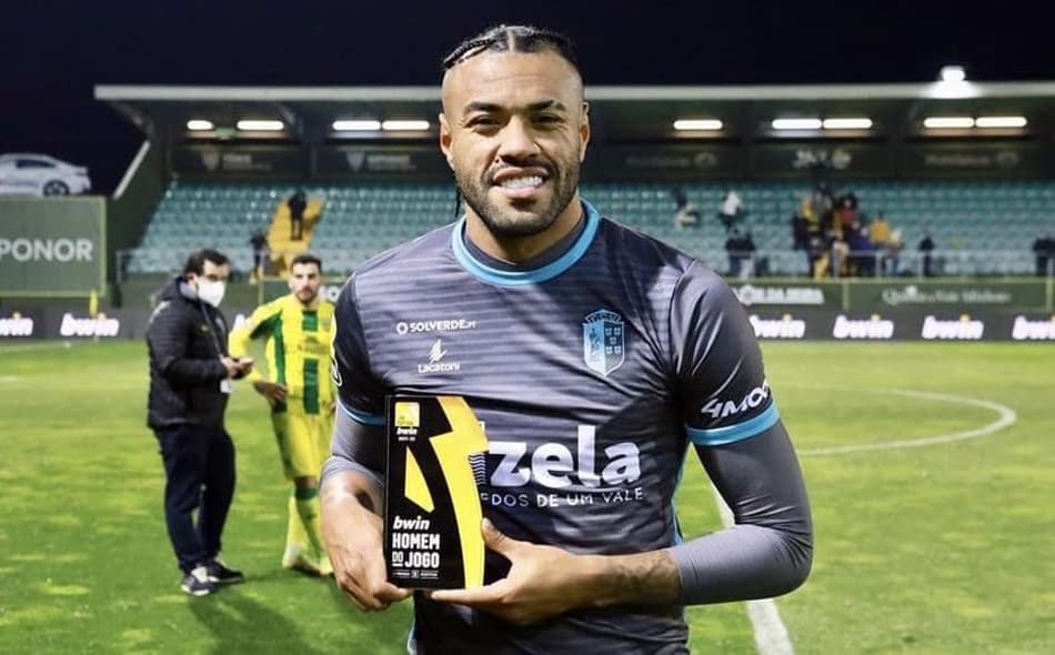 Em Portugal, atacante ex-Internacional comemora atuação destacada