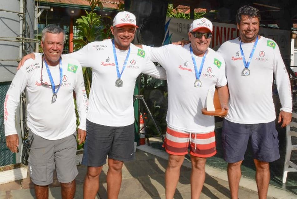 Barco tetracampeão mundial, Bruschetta leva título da Regata do Inverso, em Ubatuba (SP)