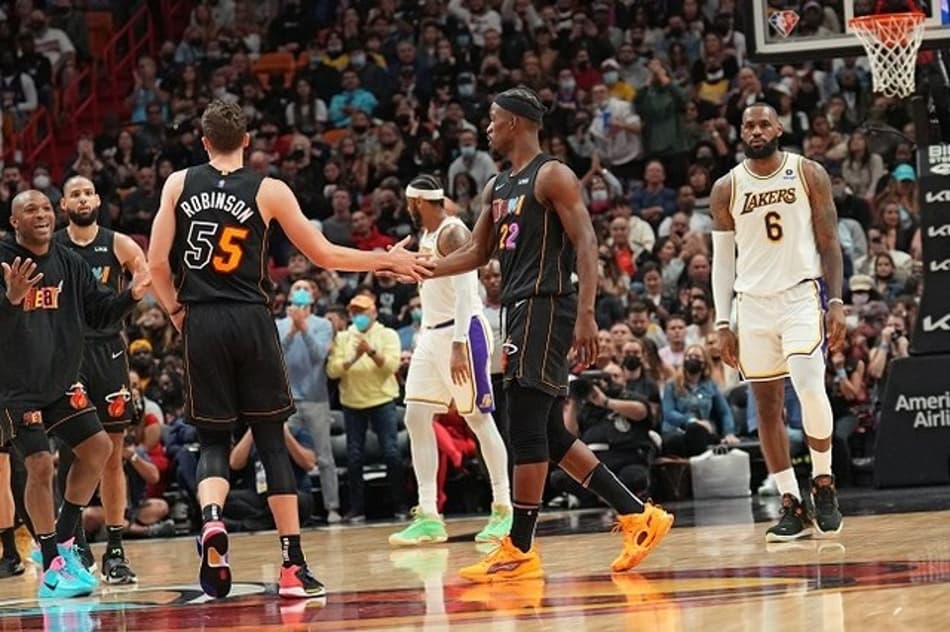 Heat desacelera no fim, toma susto, mas vence Lakers
