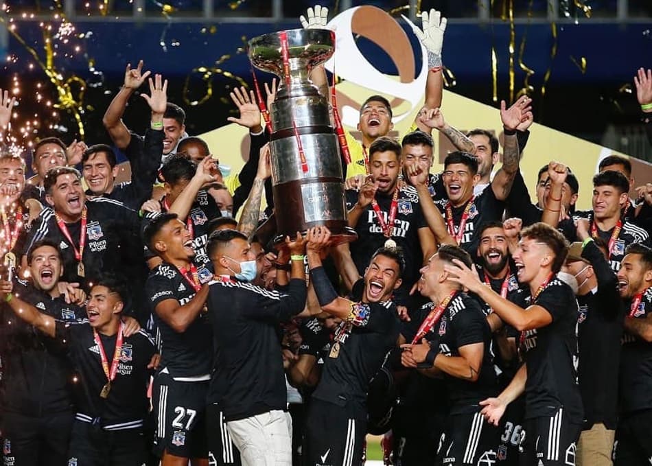 Com gol de ex-Vasco, Colo-Colo fatura a Supercopa do Chile