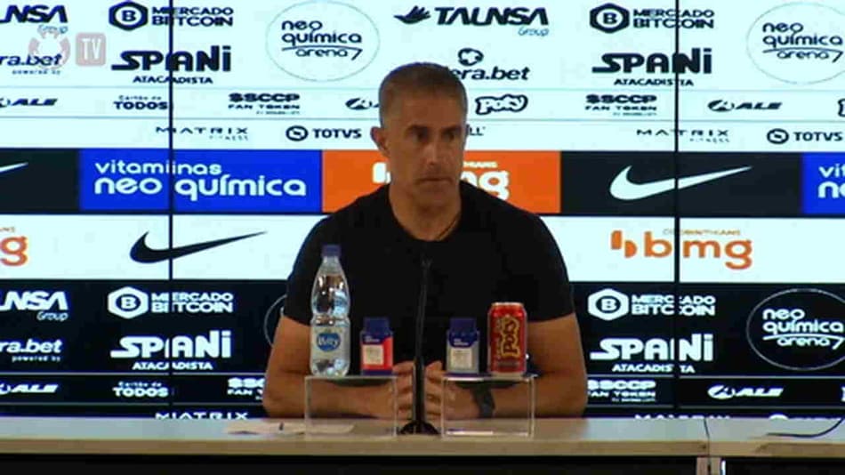 VÍDEO: Sylvinho exalta meias e projeta possibilidade de atuar sem volantes de marcação: ‘Depende do cenário’