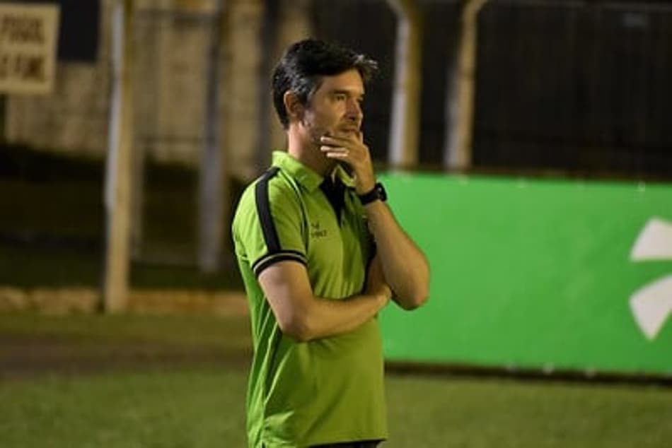 Diogo Giacomini reclama da arbitragem na derrota do América-MG para a Caldense