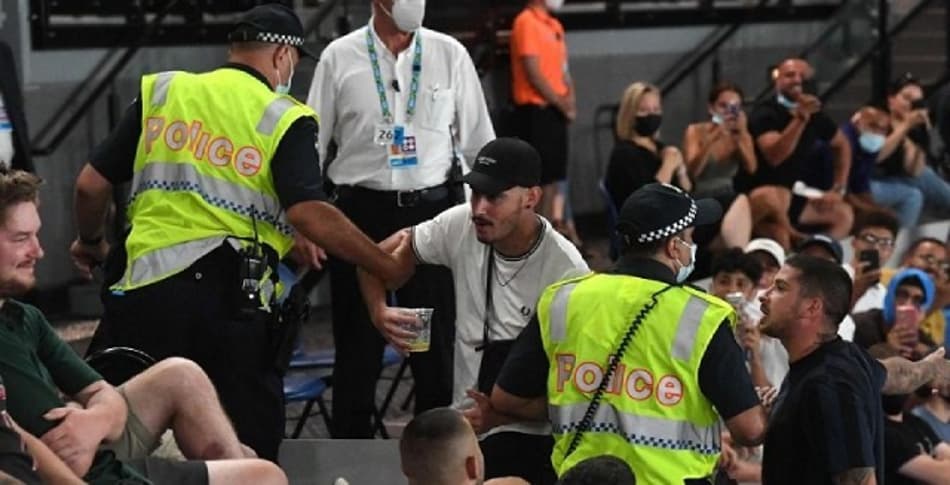 Polícia investiga agressão feita por homem expulso de quadra no Australian Open