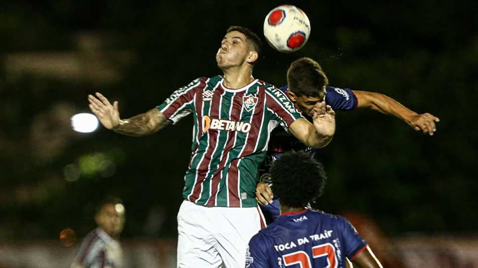 Fluminense vai mal, sai vaiado e perde para o Bangu na estreia do Carioca