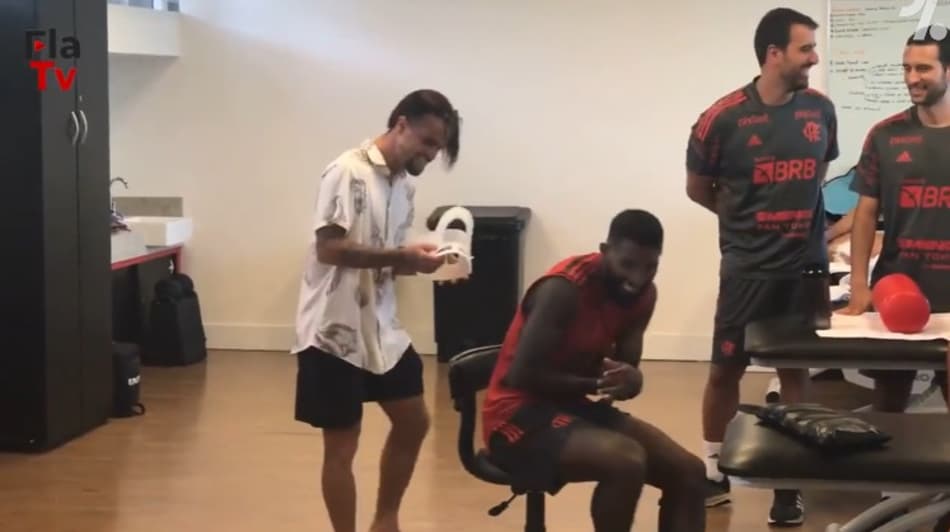 VÍDEO: Michael brinca e passa a coroa de ‘mais feio’ do Flamengo para Rodinei