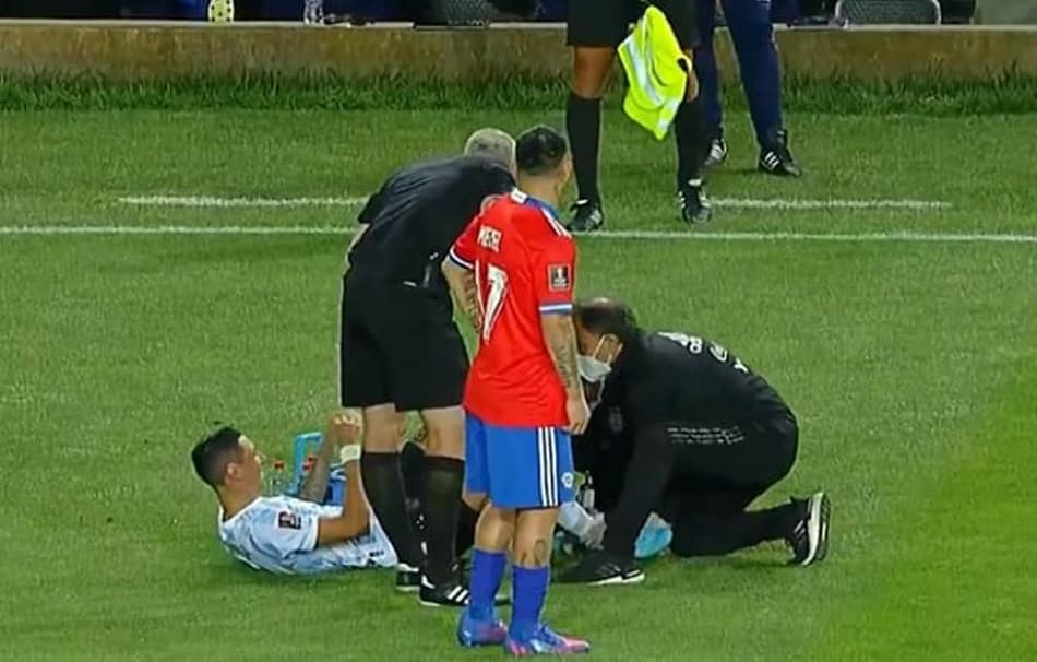 Viu essa? Bandeira improvisada rouba a cena em Chile x Argentina