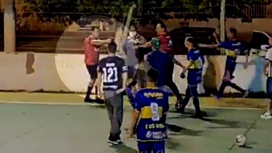 Árbitro, que é policial, saca arma e ameaça jogadores em partida de futsal; veja o vídeo