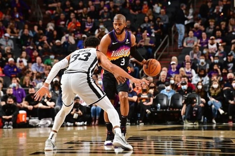 Suns vira sobre Spurs e chega à décima vitória seguida