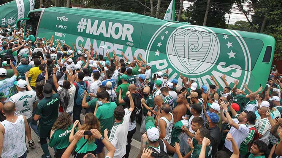 VÍDEO: Torcida do Palmeiras faz a festa antes do embarque para o Mundial de Clubes