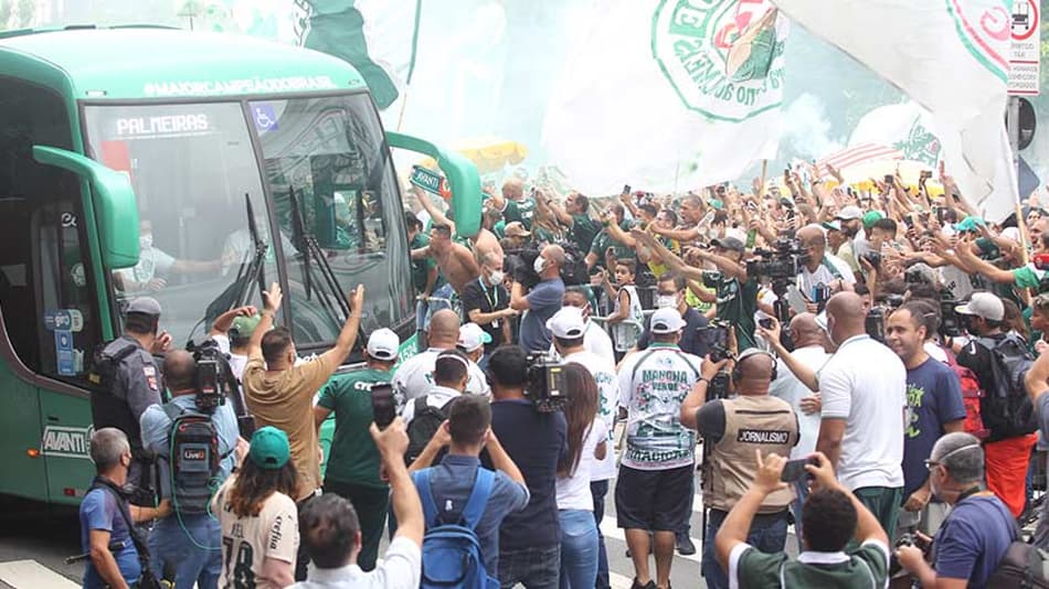 LANCE! Rápido: Palmeiras nos braços da torcida, Santos próximo de acerto com reforço e muito mais!