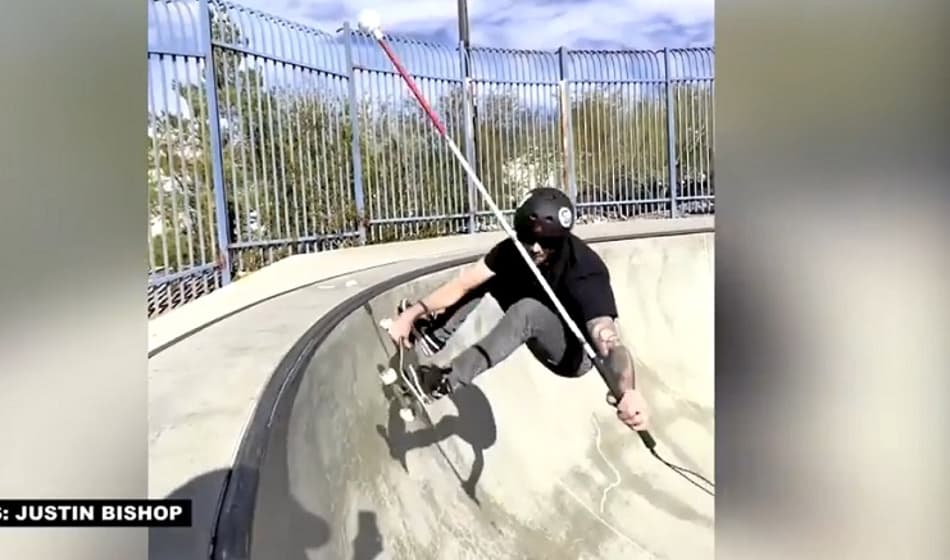Sem limites! Skatista cego domina pistas e obstáculos com sua bengala na mão e o skate no pé