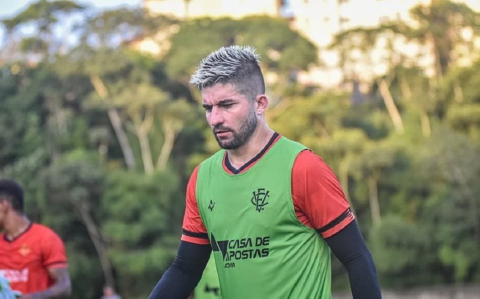 Técnico do Vitória evita criticar atacante que perdeu pênalti no clássico