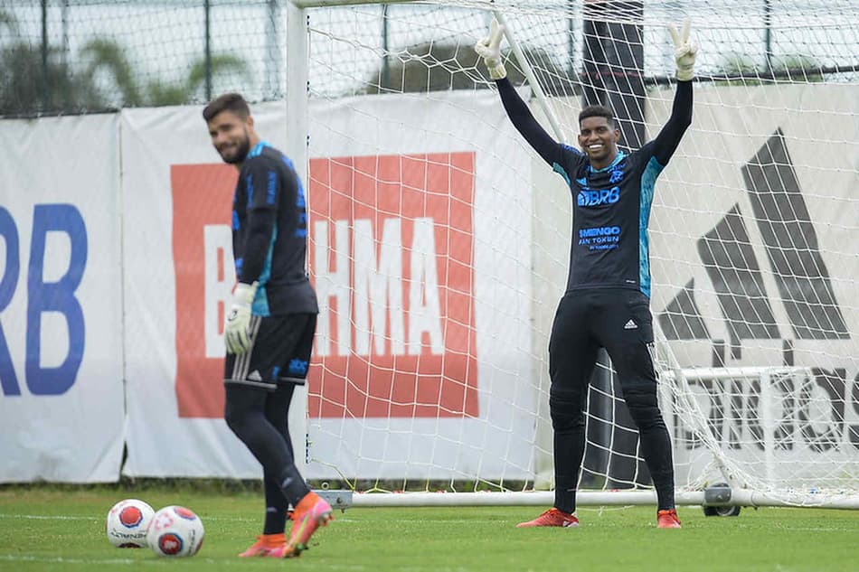 VÍDEO: Goleiros do Flamengo treinam com aposta valendo churrasco; veja!