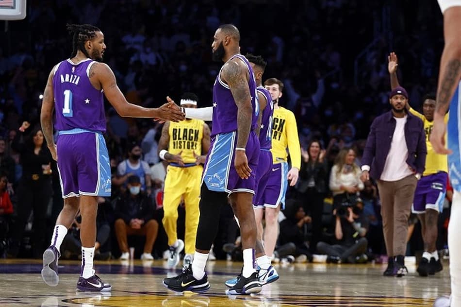 LeBron retorna com triplo-duplo e comanda vitória do Lakers