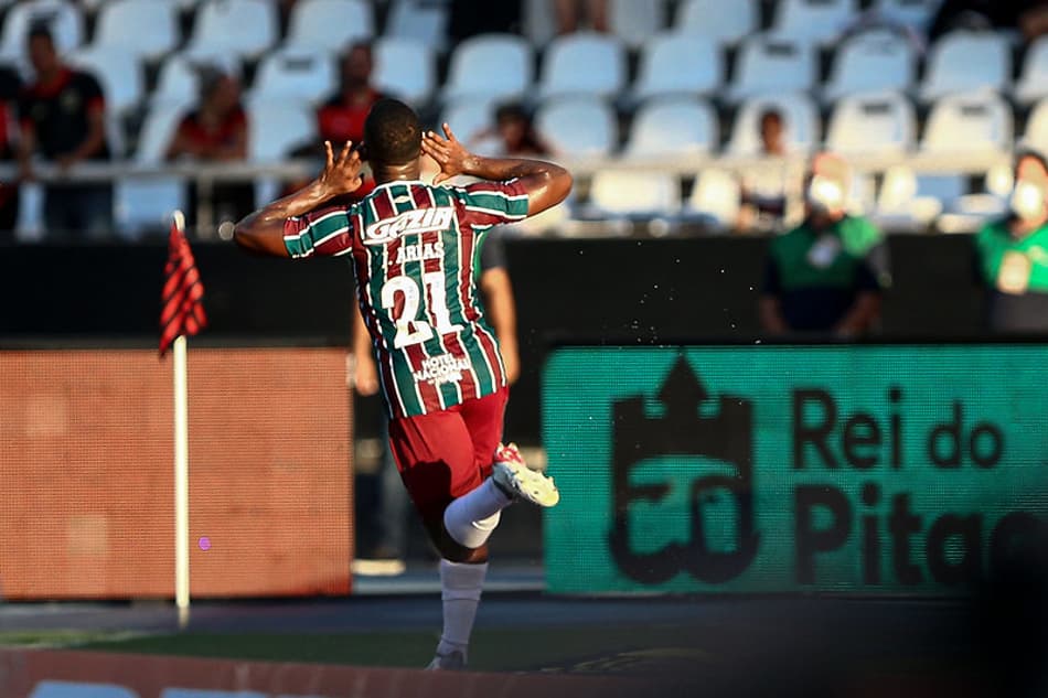 Em clássico de ‘pouco futebol’, Fluminense marca no fim e vence o Flamengo