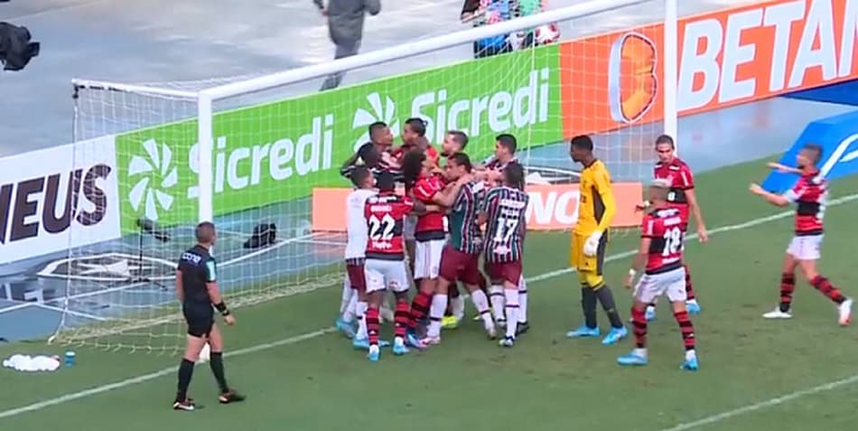 VÍDEO: olha a treta! Clima esquenta, e jogadores de Flamengo e Fluminense se empurram