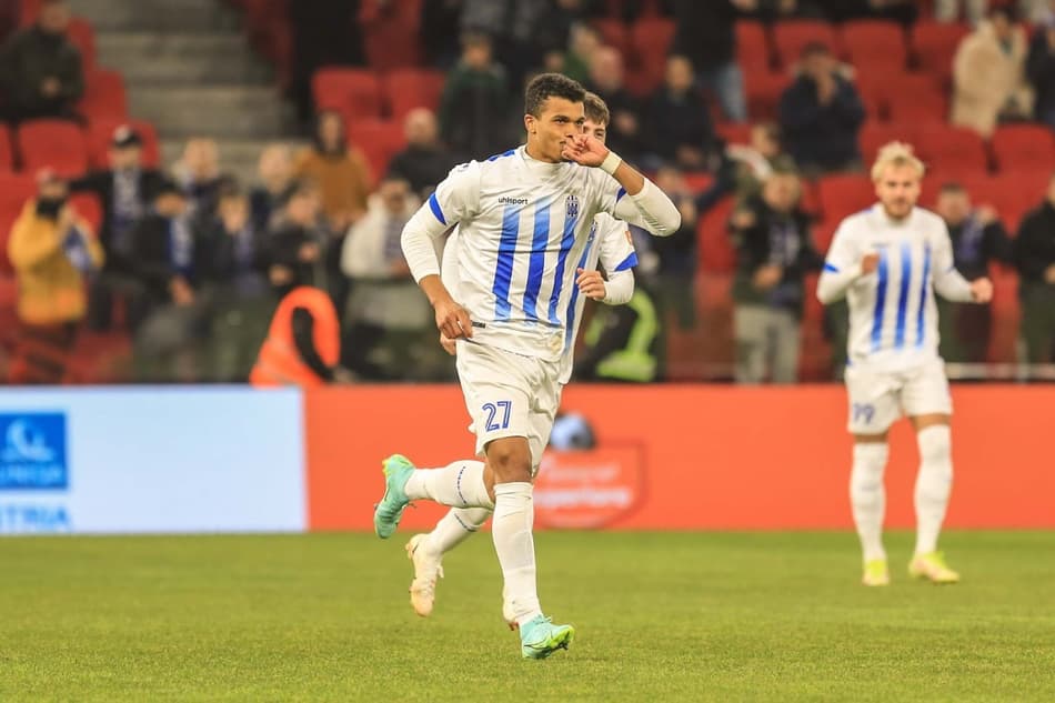 Atacante brasileiro festeja primeiro gol no retorno ao futebol albanês