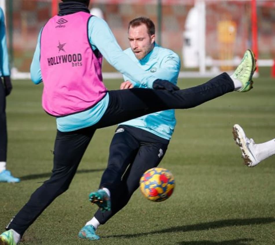 De volta à Premier League, Eriksen faz seu primeiro treino no Brentford; assista ao vídeo
