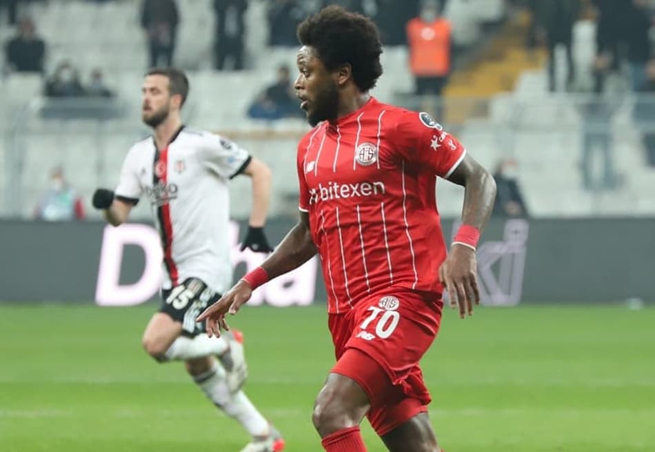 Com atuação tímida, Luiz Adriano reestreia no futebol europeu