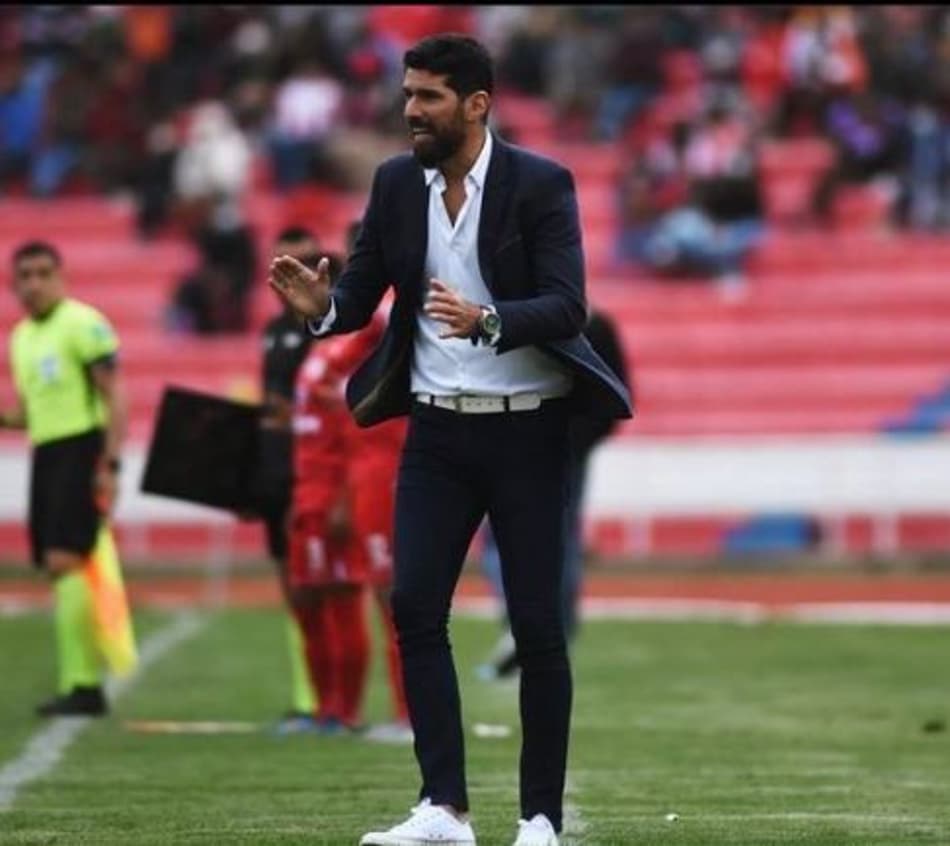 Loco Abreu estreia com o pé direito como técnico na Bolívia; confira