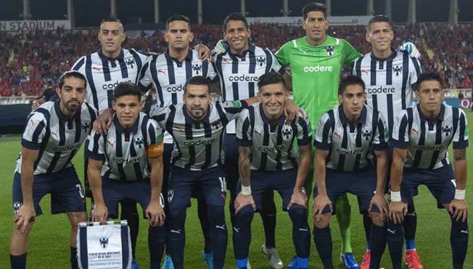 Torcedores do Monterrey cercam ônibus após revés no Mundial