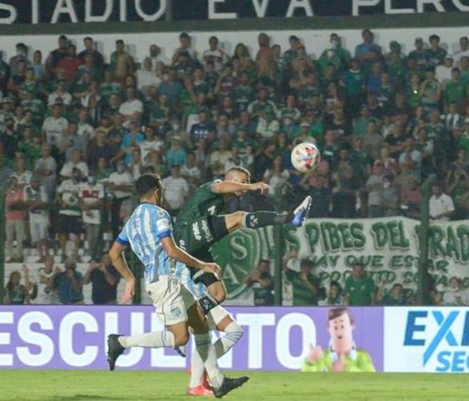 Golaço de cobertura marca a abertura do Campeonato Argentino; veja o gol
