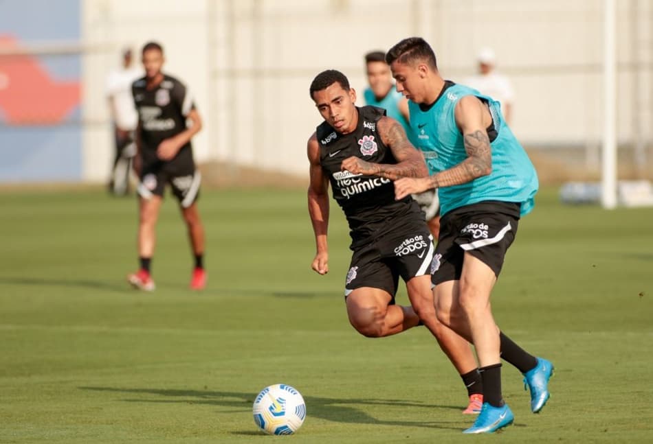 Dupla de jovens do Corinthians é elogiada por Lázaro: ‘Qualidade, potencial e marge de crescimento’