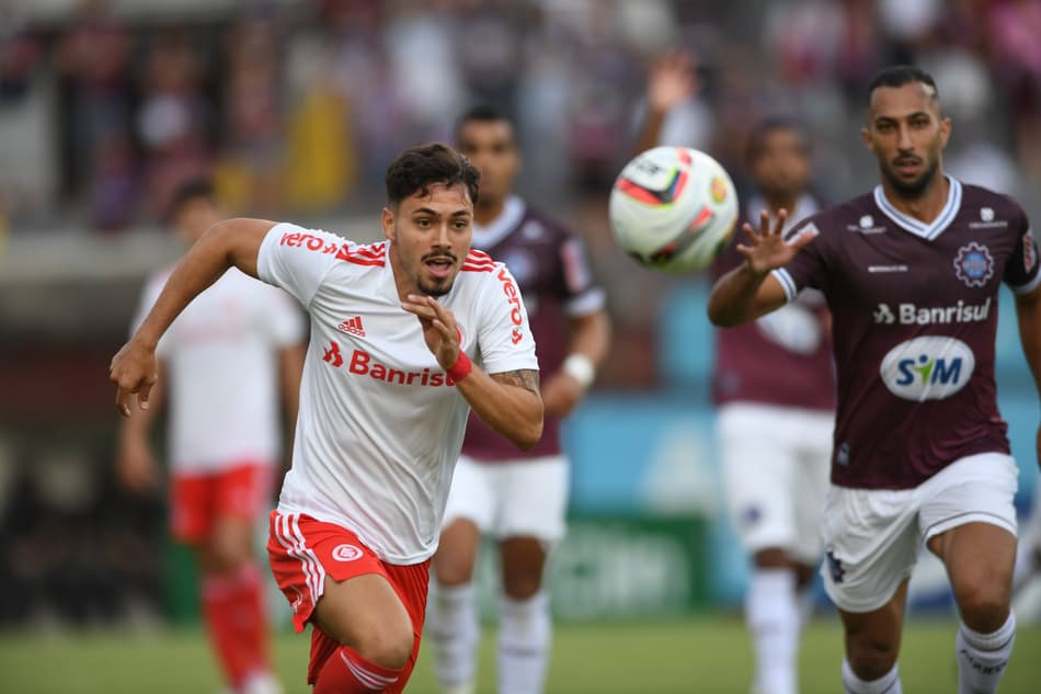 Com gol perto do fim da partida, Internacional bate o Caxias e volta a vencer no Gauchão