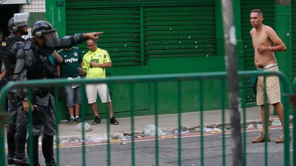 IMAGENS FORTES: Confusão marca pós-jogo de Palmeiras x Chelsea nos arredores do Allianz Parque