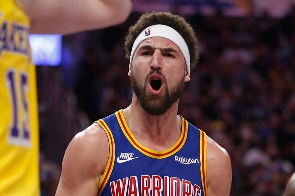 Klay Thompson brilha no final e Warriors derrota Lakers