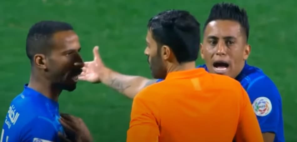 Com ajuda do VAR, árbitro expulsa Cueva na Arábia Saudita; veja o vídeo