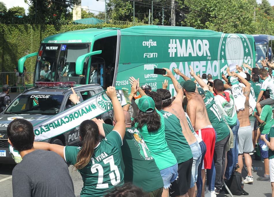 Palmeiras desembarca em São Paulo e é recepcionado por grupo de torcedores na Academia de Futebol