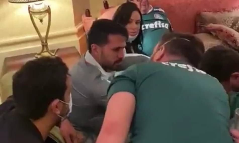 Luan é consolado por torcedores do Palmeiras após falha na decisão do Mundial de Clubes