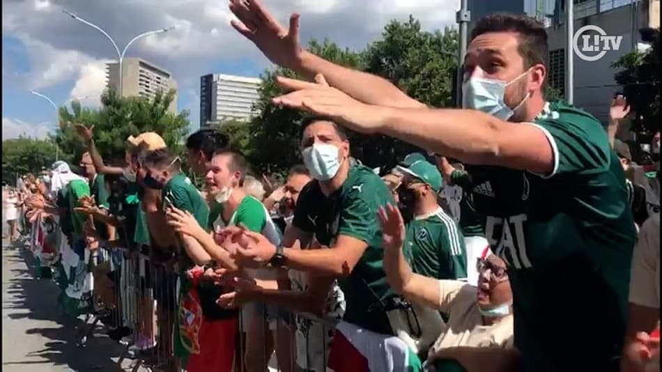 VÍDEO: Veja a recepção da torcida para o Palmeiras na chegada do Mundial de Clubes